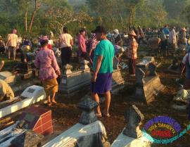 Kerja Bakti Bersih Kuburan